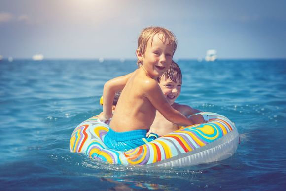 bambini in mare