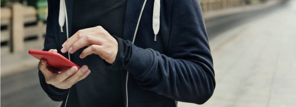 ragazzo gioca con lo smartphone