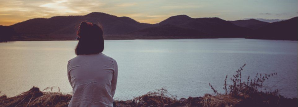 ragazza depressa nei pressi di un precipizio