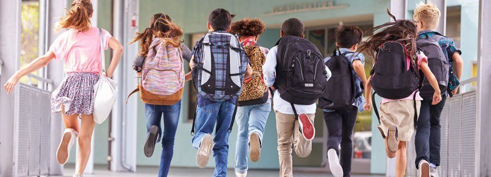 gruppo di ragazzini che corre