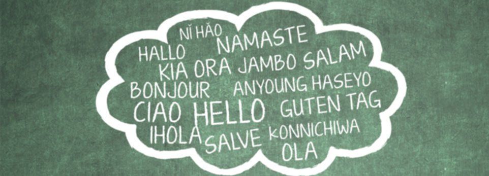 disegno di una nuvola con parole di tante lingue, concetto di multilinguismo
