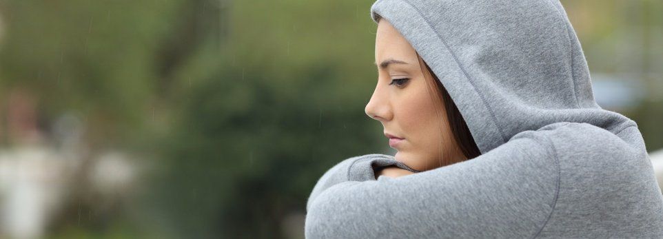 una adolescente con la felpa grigia