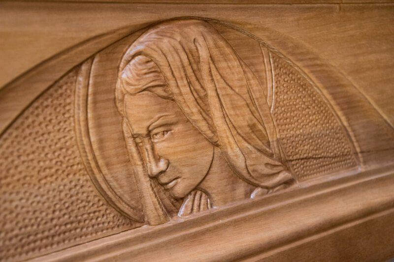 Cofano con intaglio delle onoranze funebri a San Vito dei Normanni