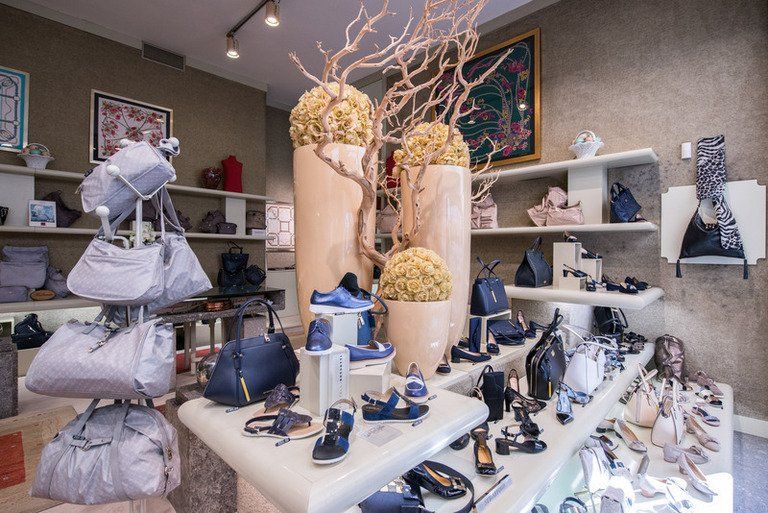 assortimento di scarpe del negozio