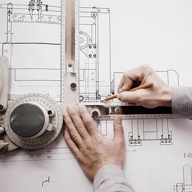 geometra che realizza una progettazione edile