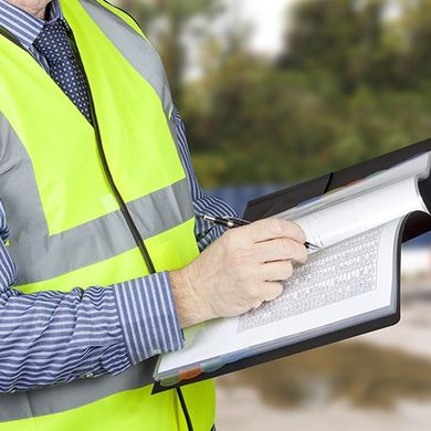 L'ispettore edile controlla i dati nel cantiere