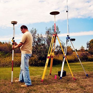Un uomo effettua una topografia in un terreno