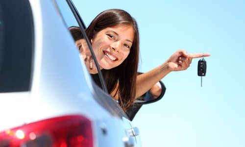 A lady holding car keys