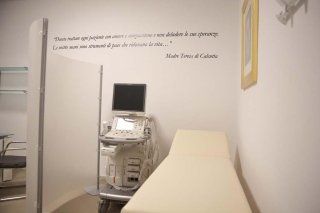 una stanza con letto ospedaliero e un apparecchio medico
