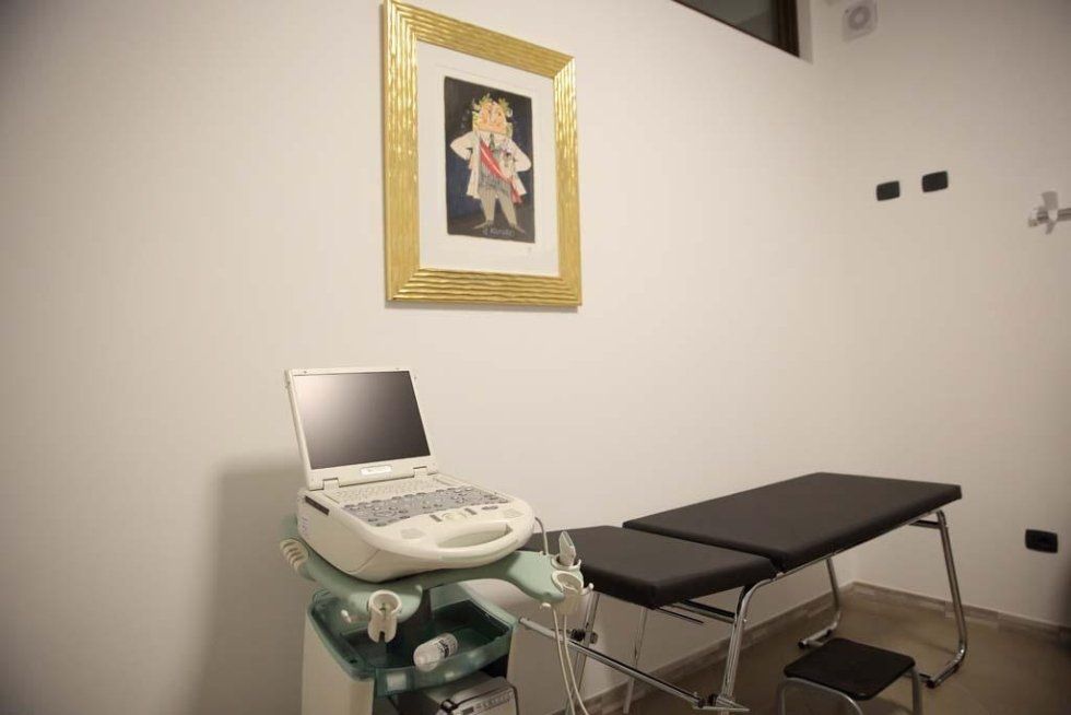 un apparecchio elettromedicale con un monitor e un lettino nero