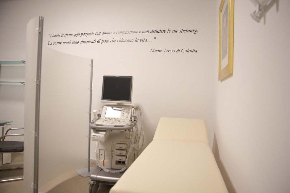 un apparecchio elettromedicale con un monitor e accanto un lettino