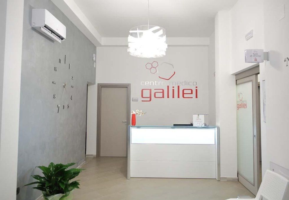 una reception e la scritta sul muro centro medico Galilei