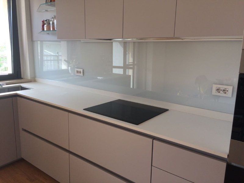 cucina con paraschizzi in vetro