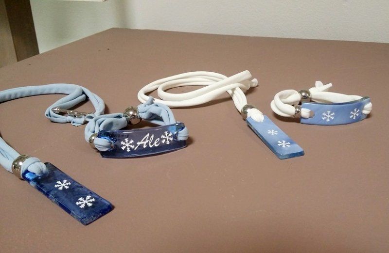 braccialetti con targhette in vetro riciclato