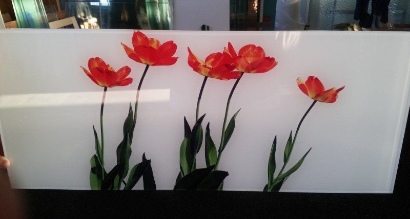 lastra in vetro con fiori rossi impressi con stampa digitale