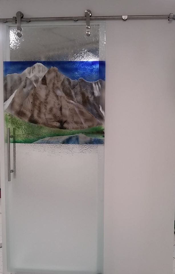 porta scorrevole in vetro con montagna dipinta artigianalmente
