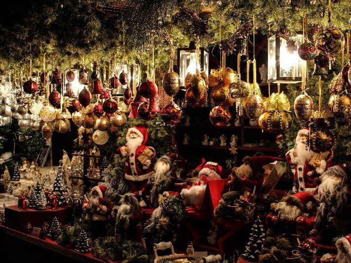 Eine Ausstellung von Weihnachtsdekorationen, darunter der Weihnachtsmann