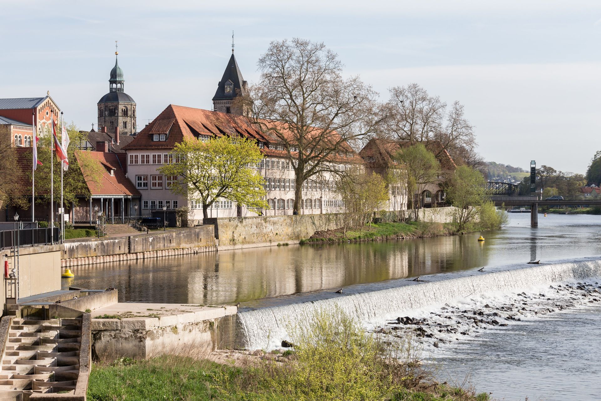 Ville riveraine aux bâtiments historiques et aux arbres d'automne se reflétant dans l'eau calme
