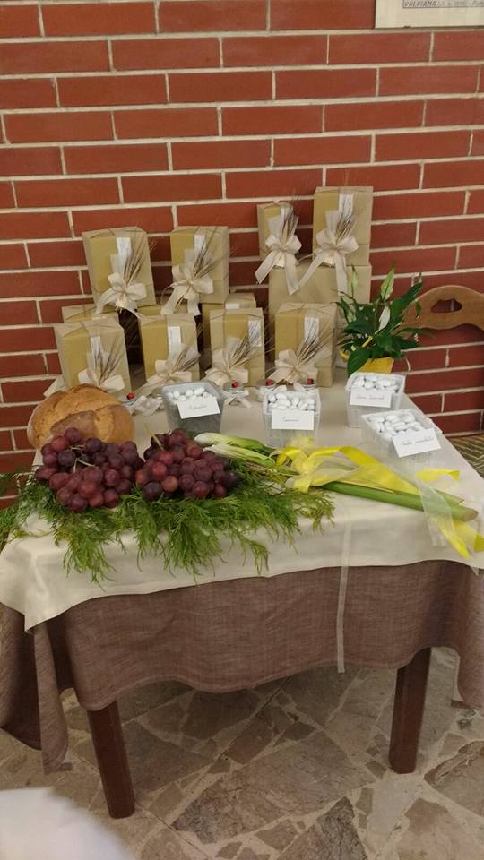 tavola con confetti