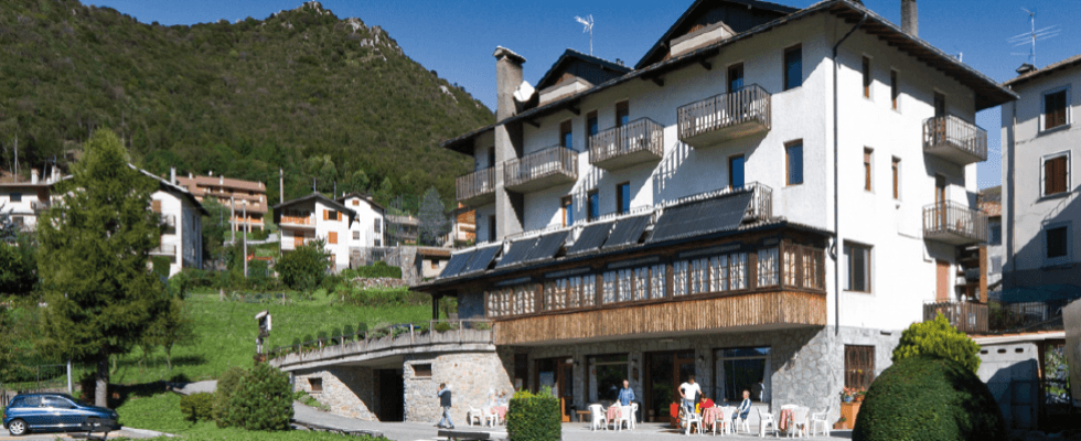 letto dell'albergo con cuscini