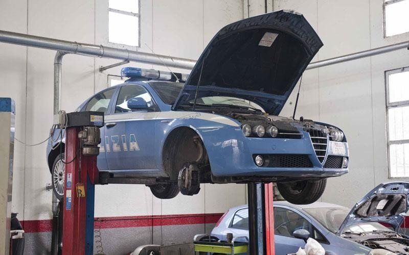 riparazione macchina della polizia