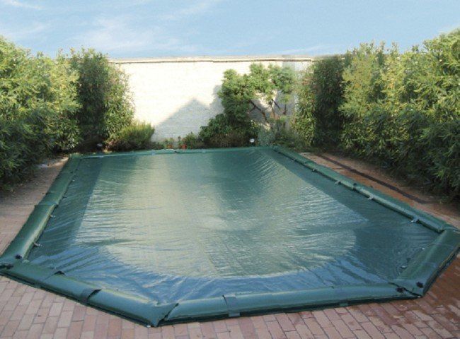 Piscina di una villa con telo a copertura invernale