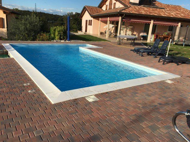 Villa con piscina interrata dalla forma rettangolare