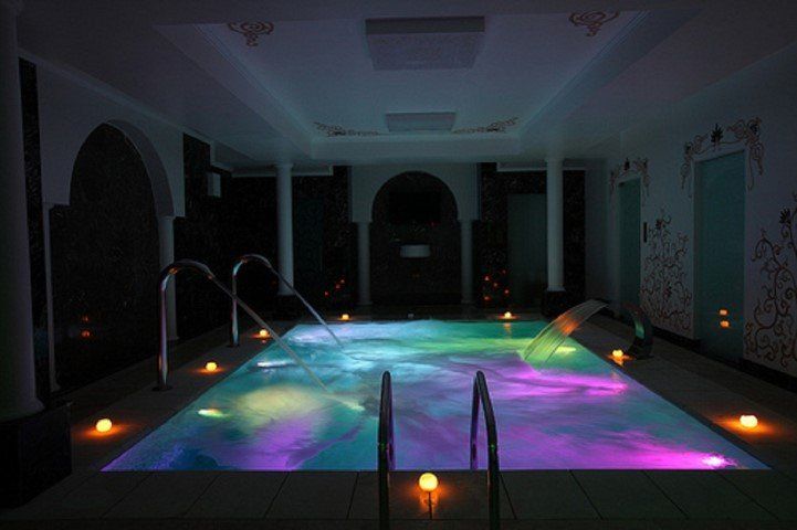 Piscina con giochi d'acqua e di luce