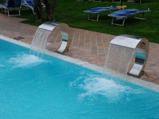 Piscina all'aperto con giochi ad acqua