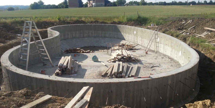 Piscina interrata in cemento dalla forma ovale