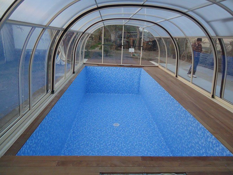 piscina con copertura in plexiglas