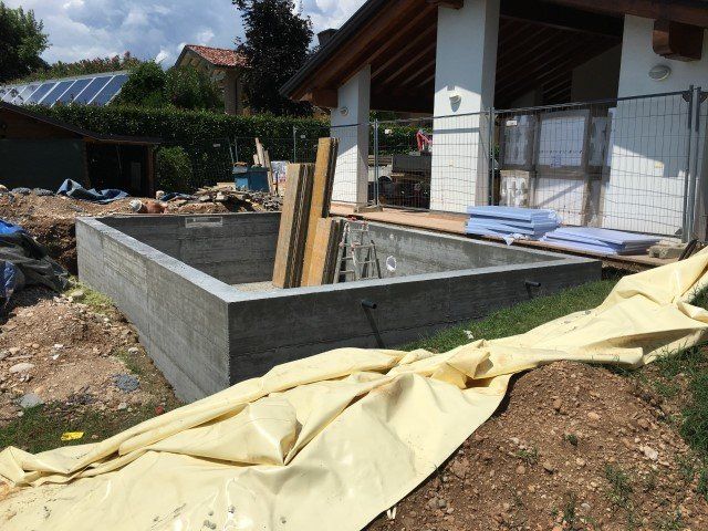 Cantiere di una piscina in cemento