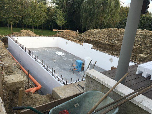 Realizzazione di una piscina in cemento