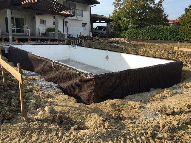 Fase di realizzazione di una piscina