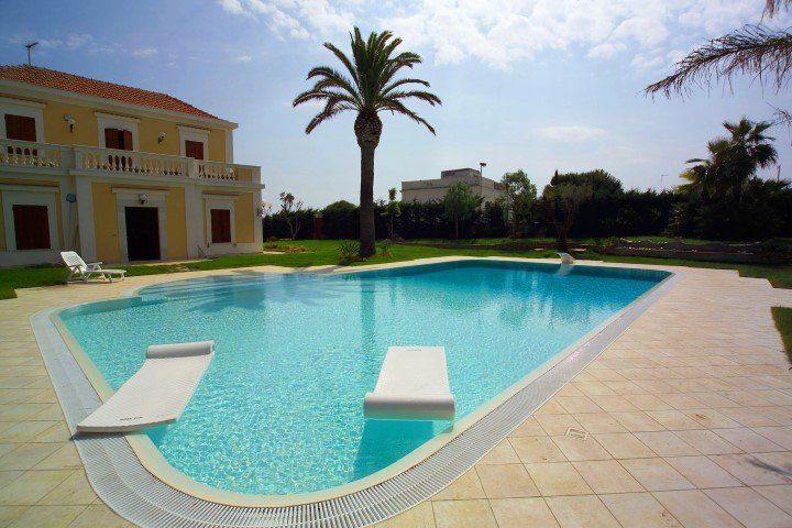 Giardino con piscina con bordo sfioratore