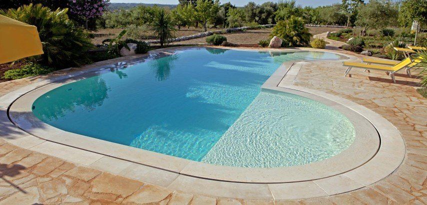 Piscina ovale con bordo sfioratore