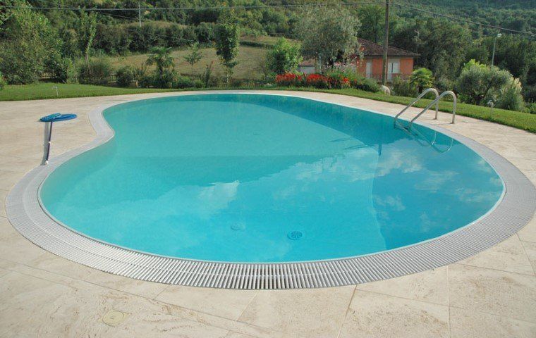 Piscina dalla forma ovale con bordo sfioratore