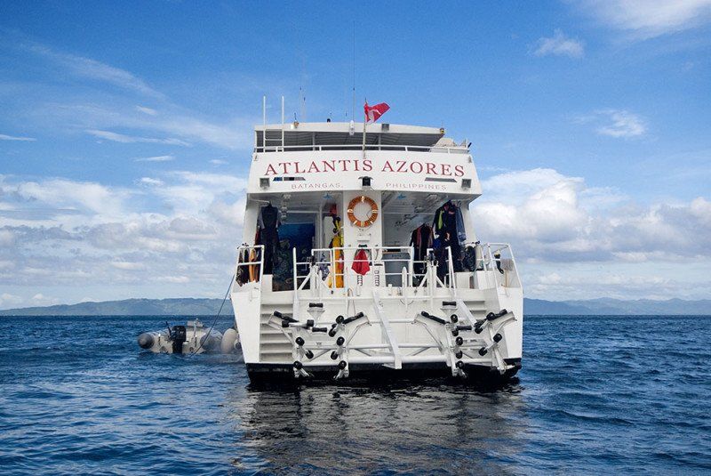 White dive boat