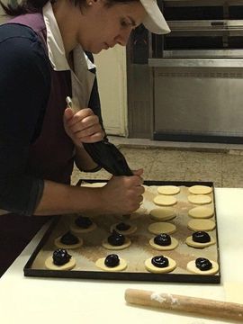 ragazza che prepara dei dolci