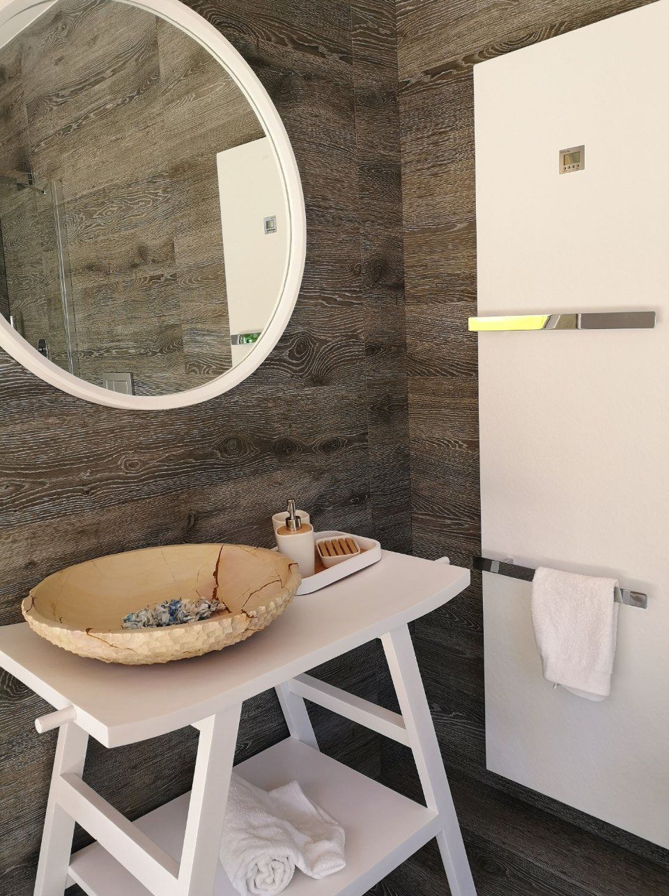 bagno con arredamento minimalista