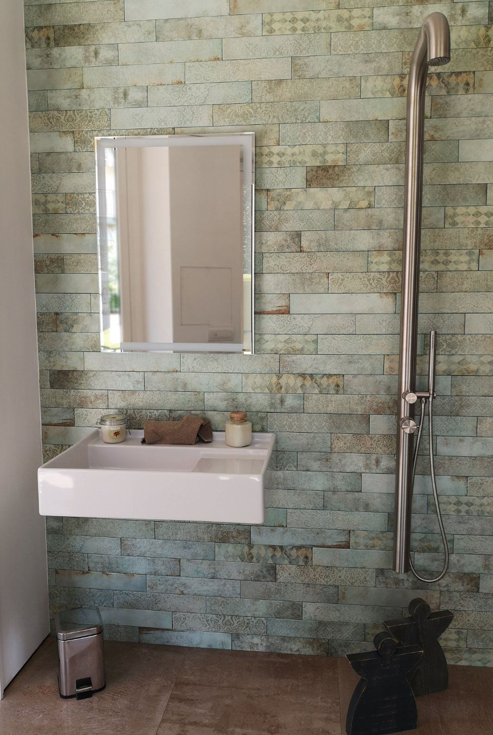 bagno con mattonelle vintage