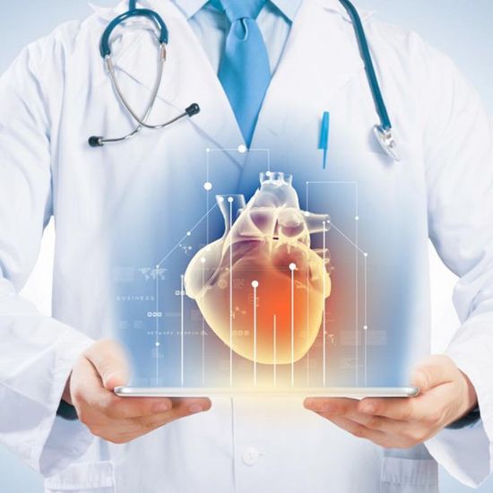 medico con ologramma di un cuore