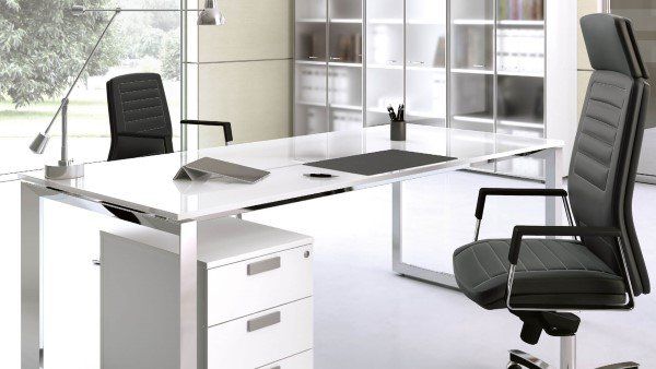 scrivania con piano bianco lucido e sedie da ufficio