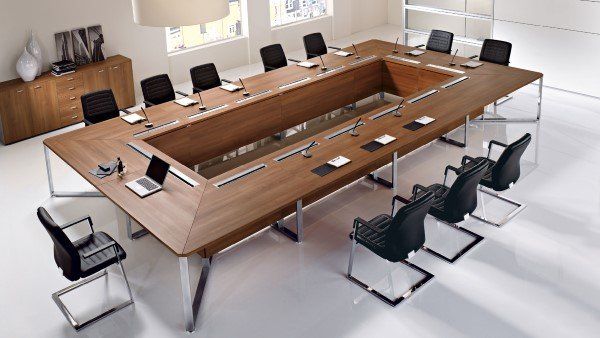 sala riunioni moderna con tavolo in legno