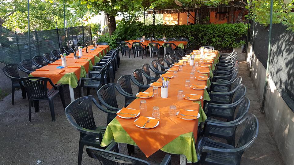 tavoli all'aperto