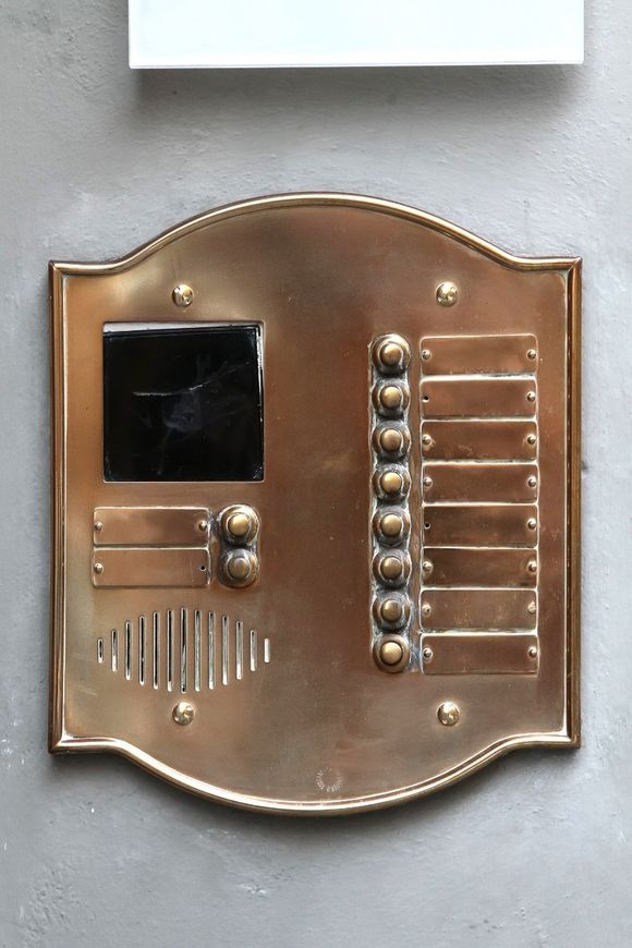 citofono in ottone con pulsantiera