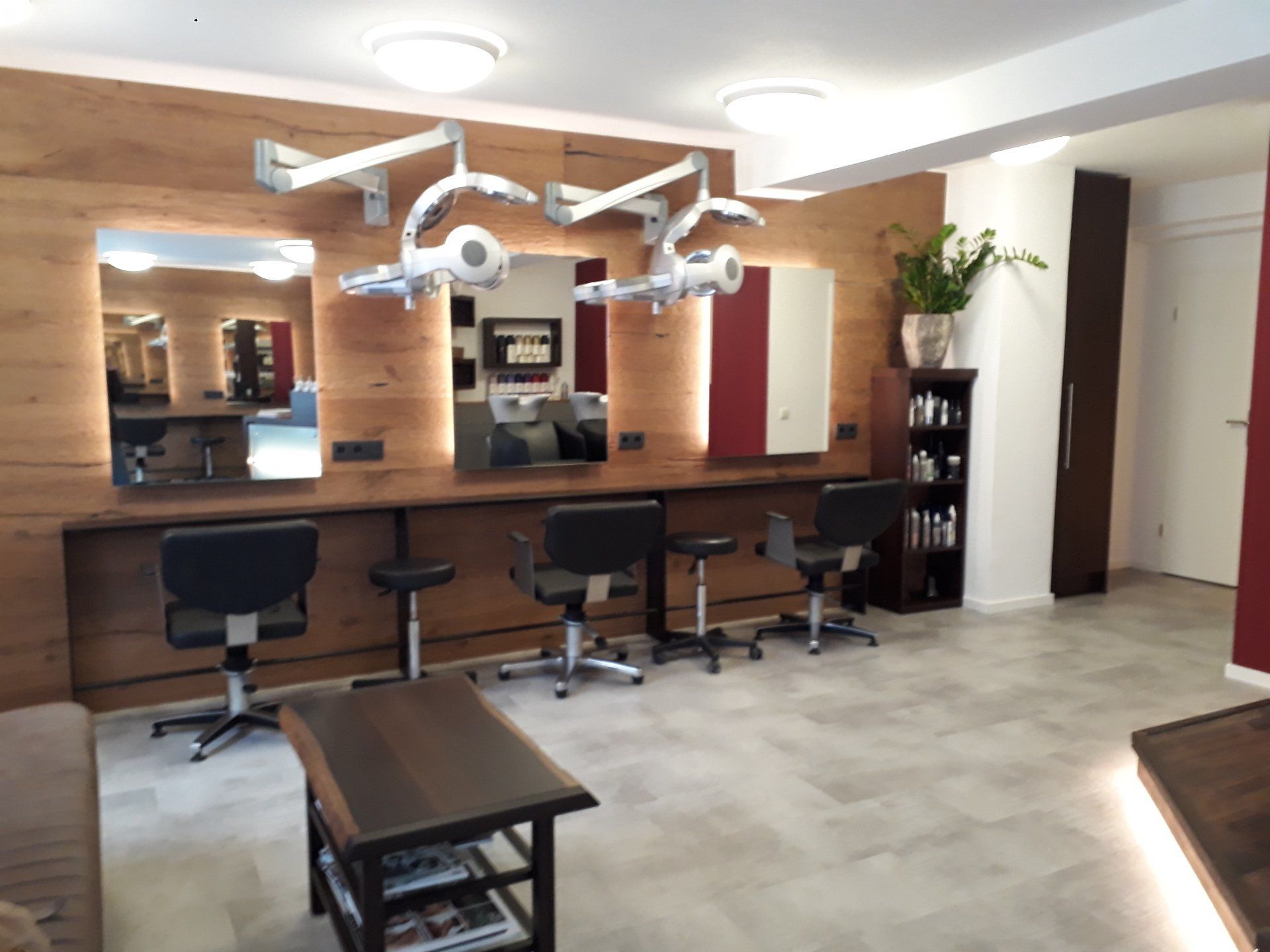 Ein Salon mit vielen Stühlen und Spiegeln