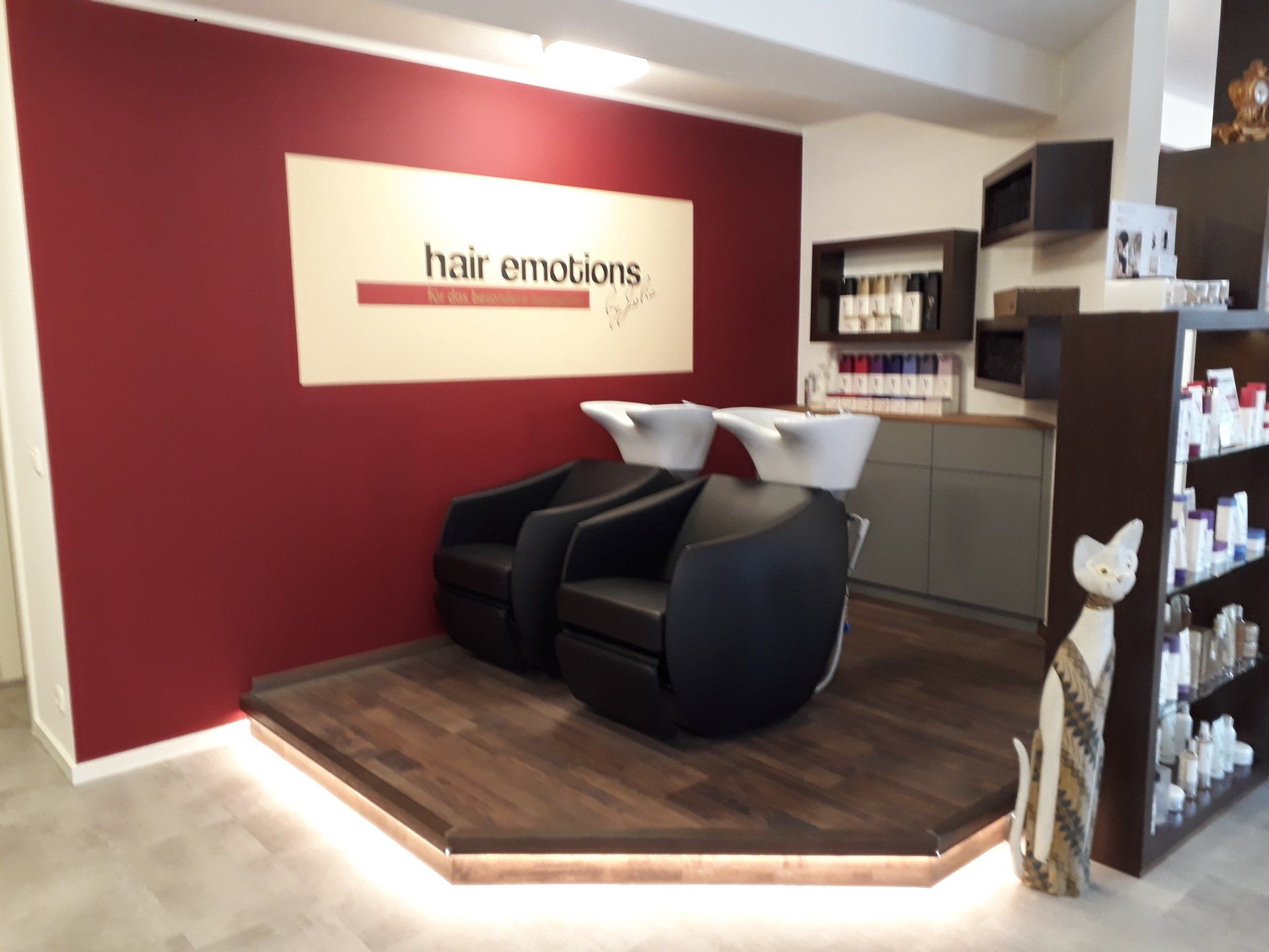 Ein Friseursalon mit einem Schild mit der Aufschrift „Hair Emotions“
