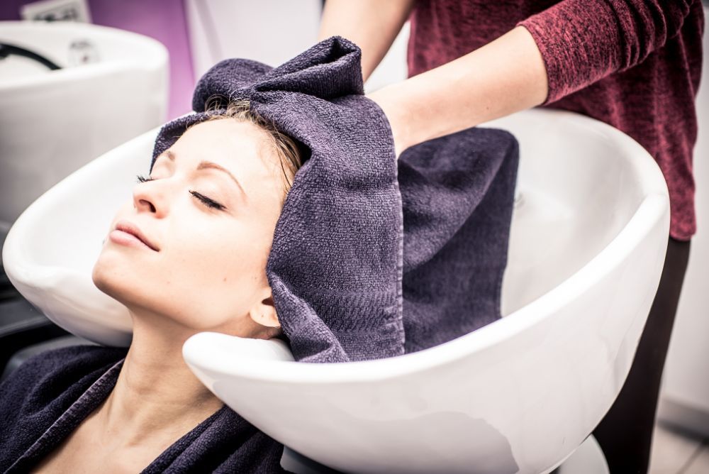 asciugatura capelli con asciugamano nero