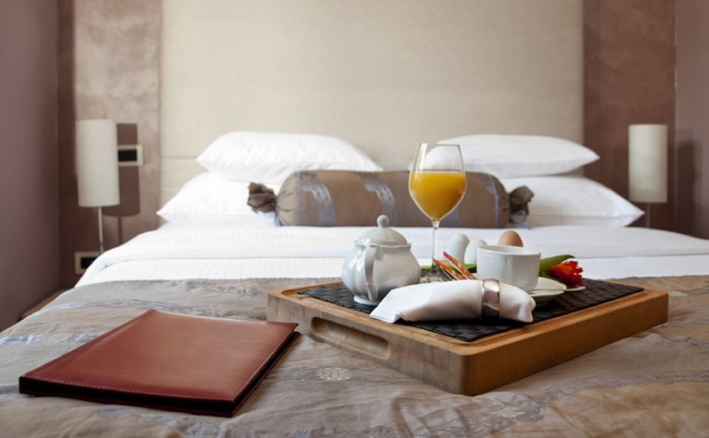 letto di albergo con biancheria raffinata